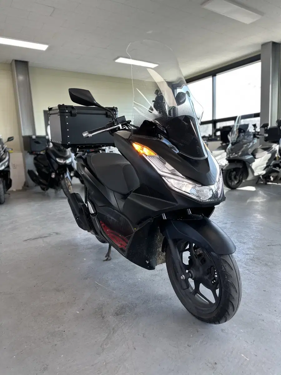 22년식 혼다 PCX125 ABS모델 1만Km 깔끔한 차량 판매합니다.