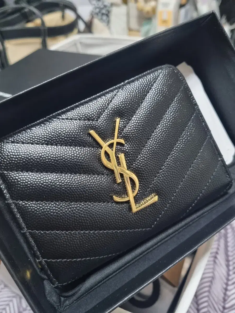 [ysl] 생로랑 모노그램 마틀라세 컴팩트 집어라윤드 반지갑