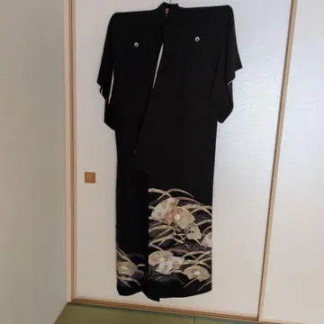 전통 예복 기모노 블랙 베이스 부채와 꽃 무늬