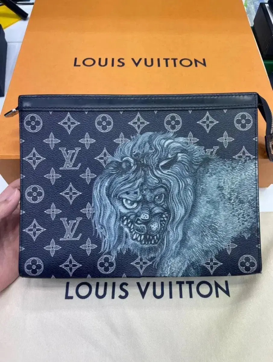 [Authenticity Guaranteed] Louis Vuitton Chapman Clutch