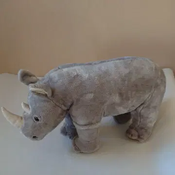앉을 수 있는 코뿔소 봉제 인형