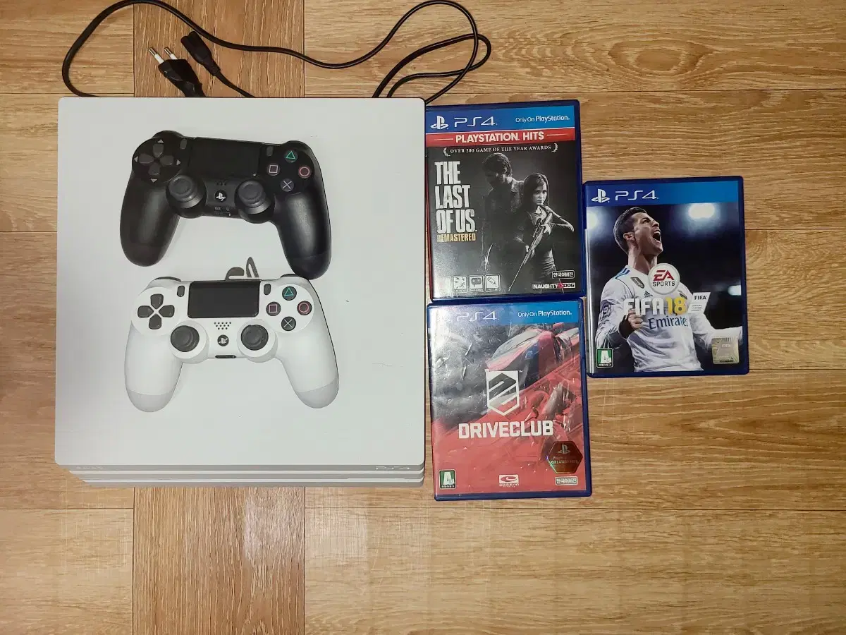 ps4 pro 1tb + 듀얼쇼크 2개 + 타이틀 3개 팝니다