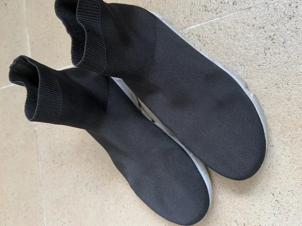 Saks sneakers