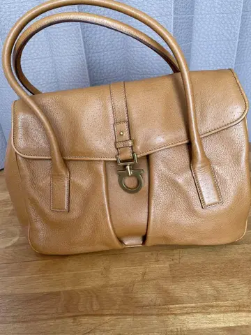 페라가모 베이지 가죽 핸드백 플랩 부착