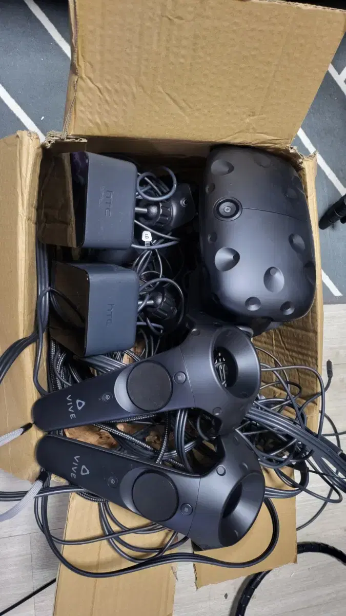 HTC Vive VR 풀 세트 1세대 (베이스 스테이션 2개 포함)