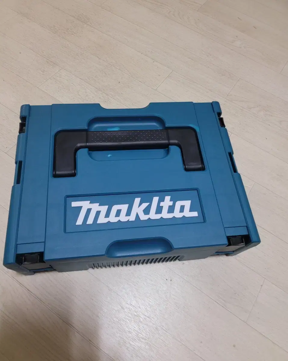 [New Product] Selling a new Makita hammer drill, hammer drill 18V.