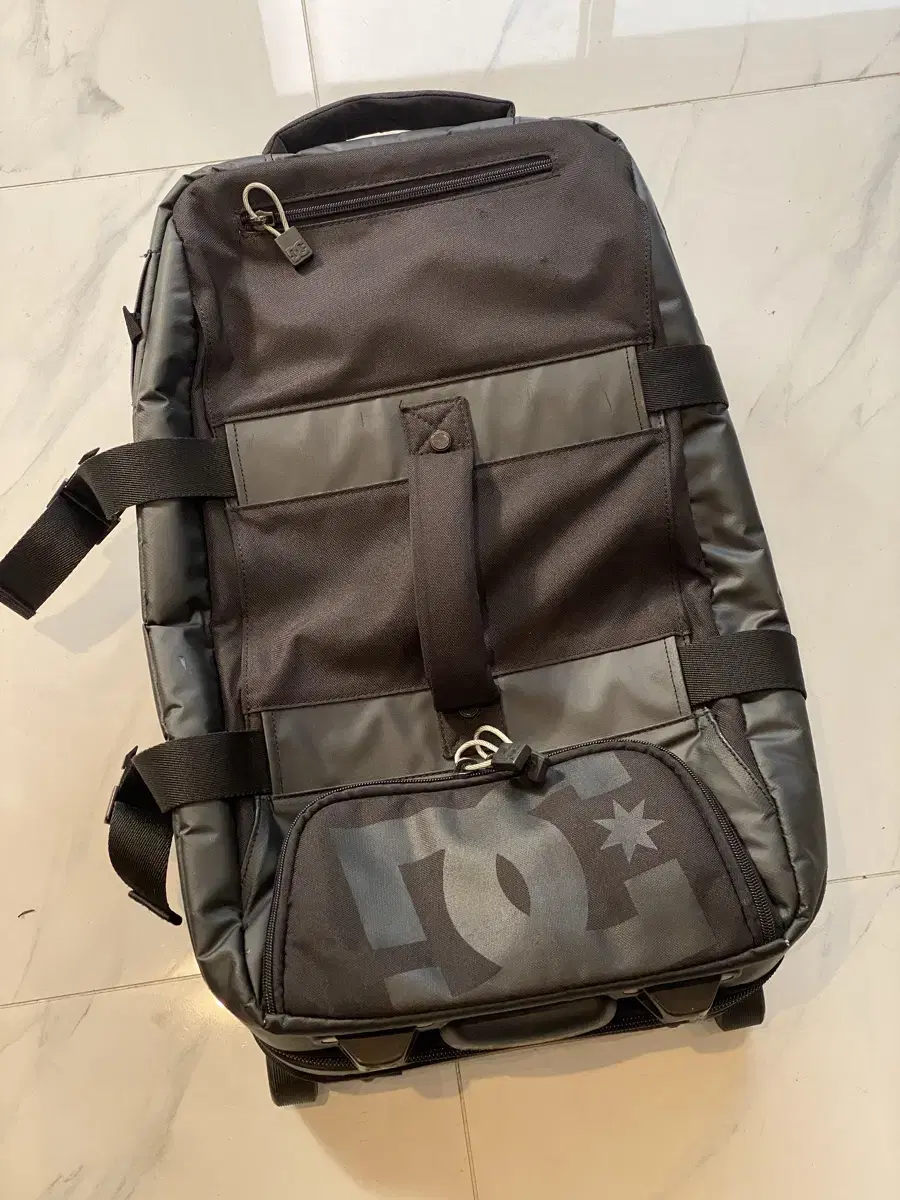 Selling DC shoes carriers