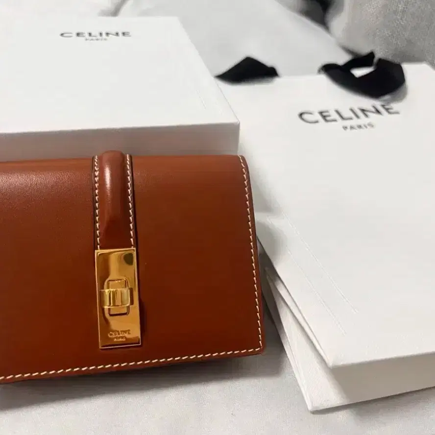【CELINE】直営/正規店 16 CARD HOLDER FLAP SHINY CALFSKIN CARD HOLDER WITH FLAP 16 IN SATINATED CALFSKIN - BLACK | CELINE