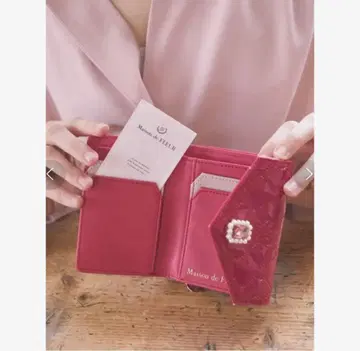 메종 드 플뢰르 에나멜 모노그램 미니 지갑 다크 핑크