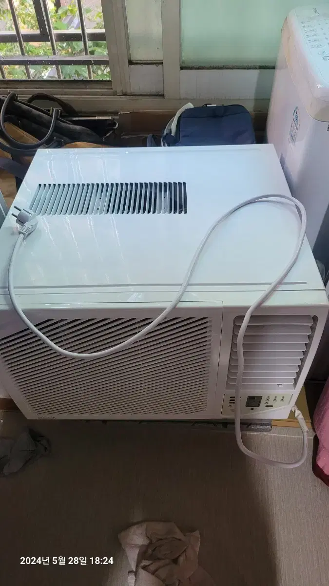 Extra-large window-type air conditioner