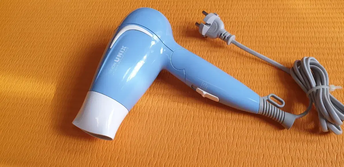 Unix folding hair dryer