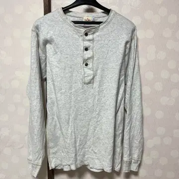 투문 버튼 달린 헨리넥 긴팔 티셔츠 40-42 그레이
