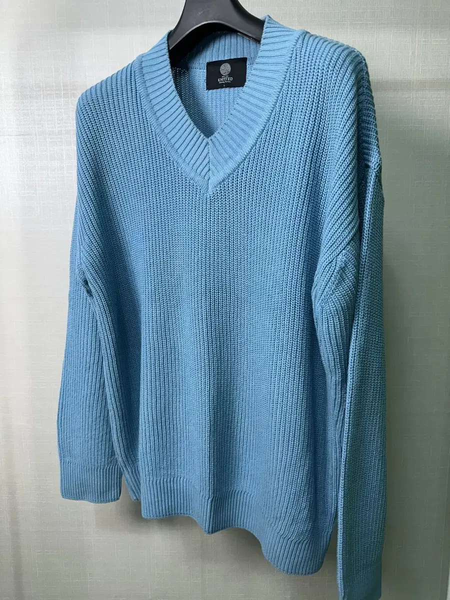 [L] Knitted V-neck knit (skyblue)