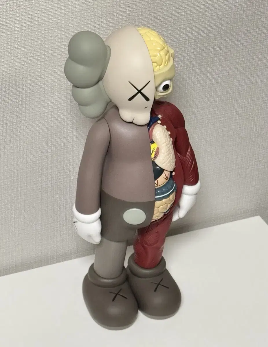 [Kaws] 컴패니언 플레이드 오픈 에디션 바이닐 피규어 브라운