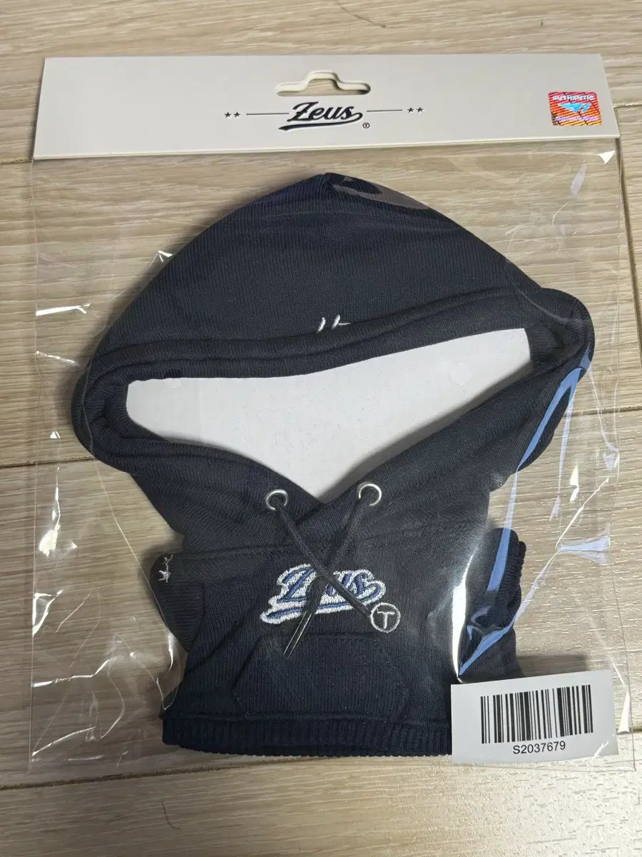 doll I'm selling a hoodie that I bought for the cost of the material.