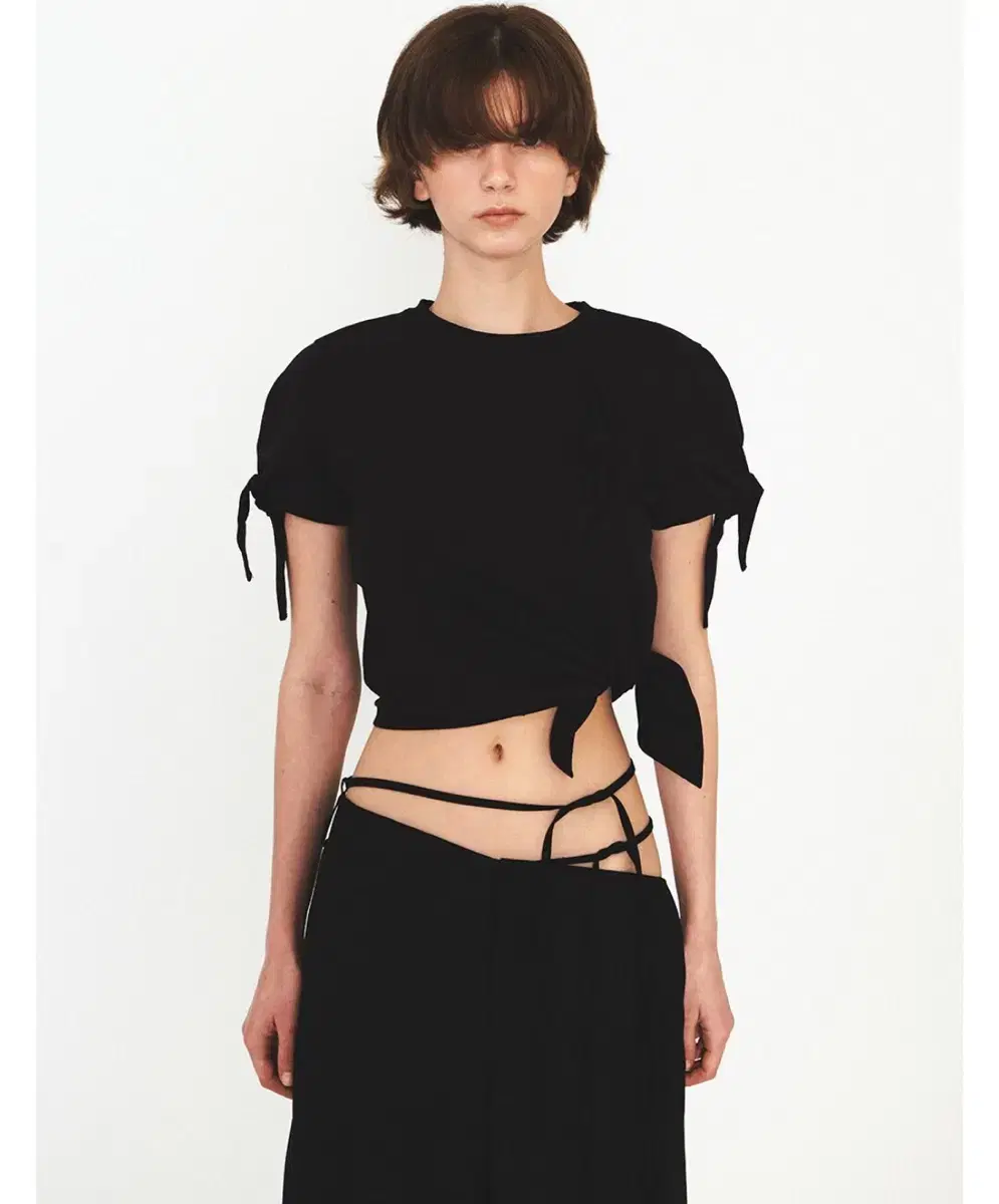 Daeagnal T-shirt with slit in the back, black
