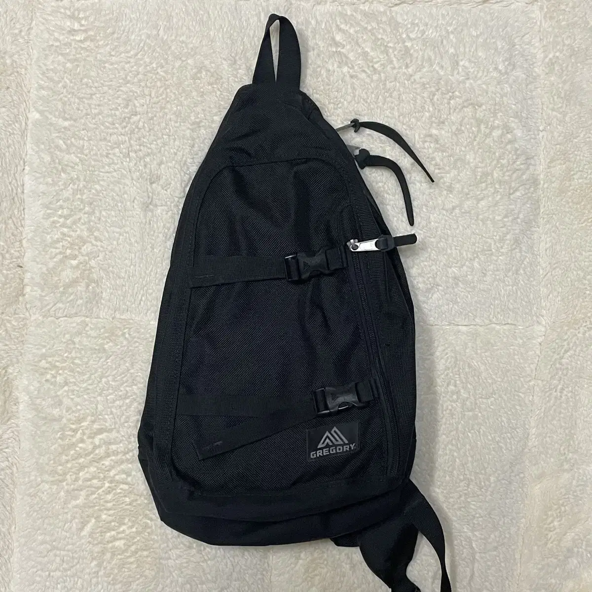 그레고리 스핀 슬링백 가방