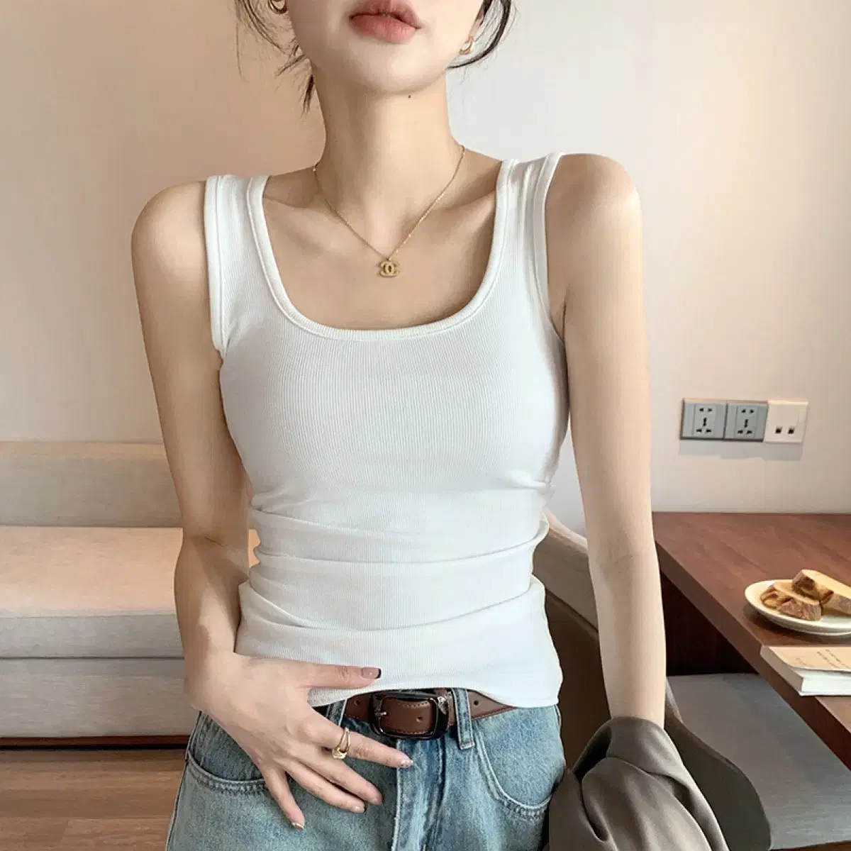 새상품) 스퀘어넥 나시티 민소매 화이트 흰색