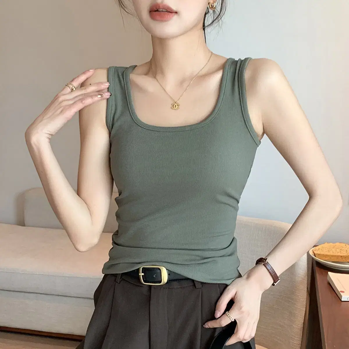 새상품) 스퀘어넥 나시티 민소매 카키색