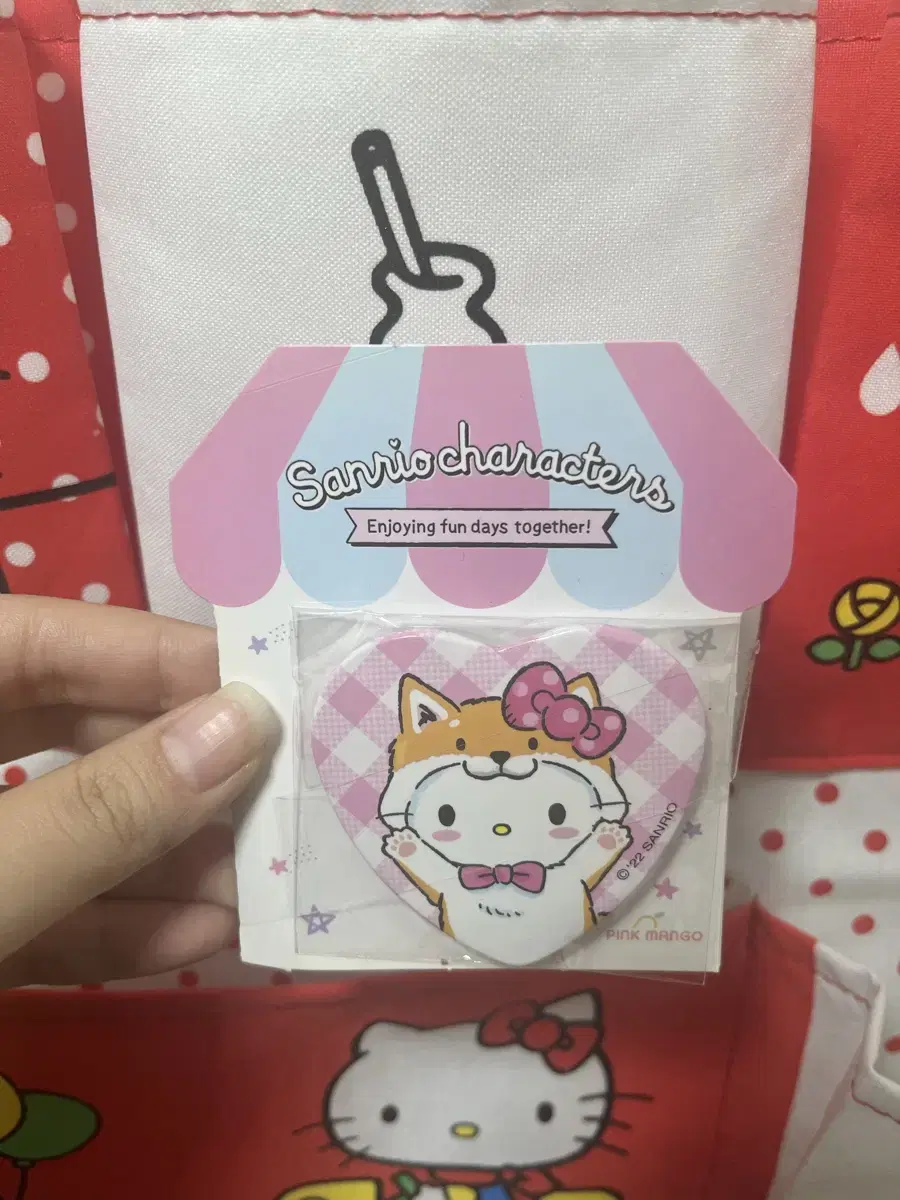 산리오 헬로키티 뱃지