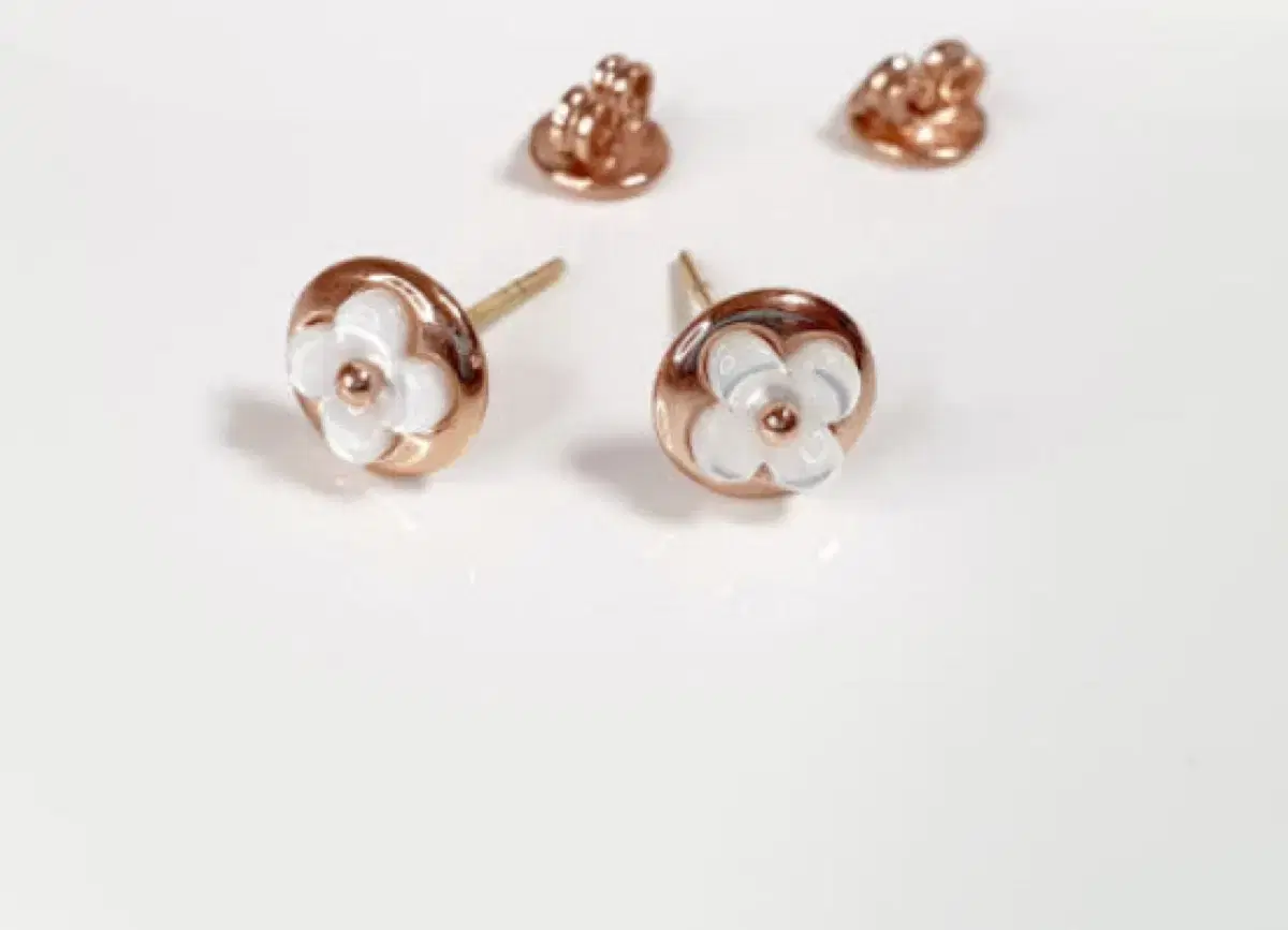 14k Flower Natural Mother-of-pearl Earrings (Rose Gold)