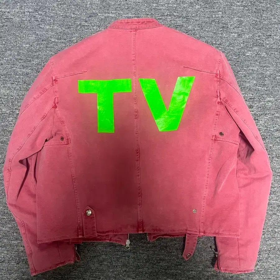 Shop THE MUSEUM VISITOR on Bunjang Global Site.