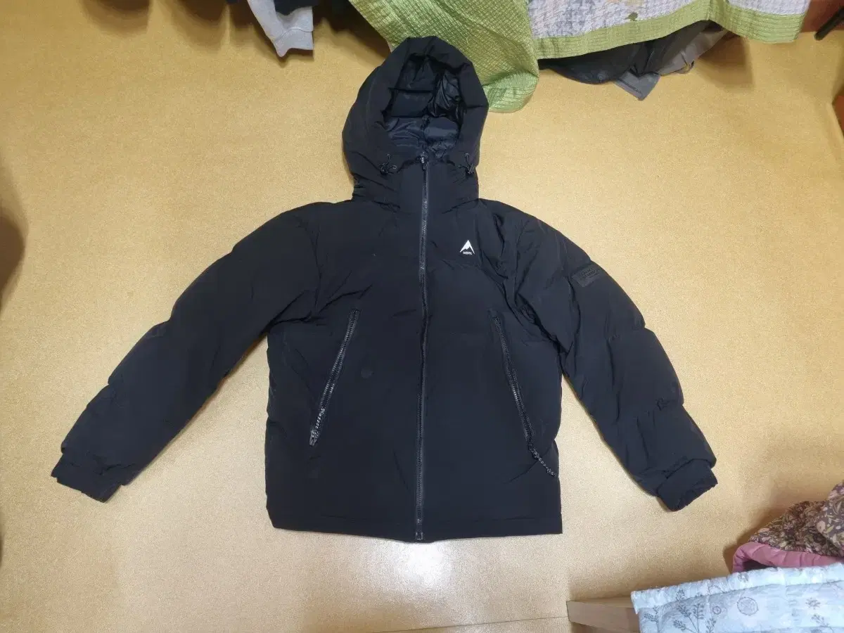 I'm selling genuine Neffa down jackets.