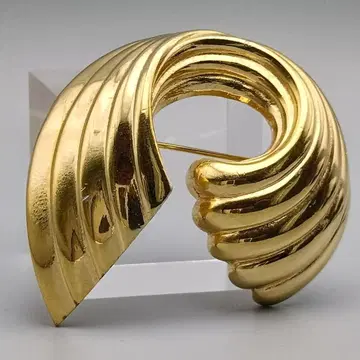 화려한 골드 브로치 ~고귀한 곡선미의 빛~