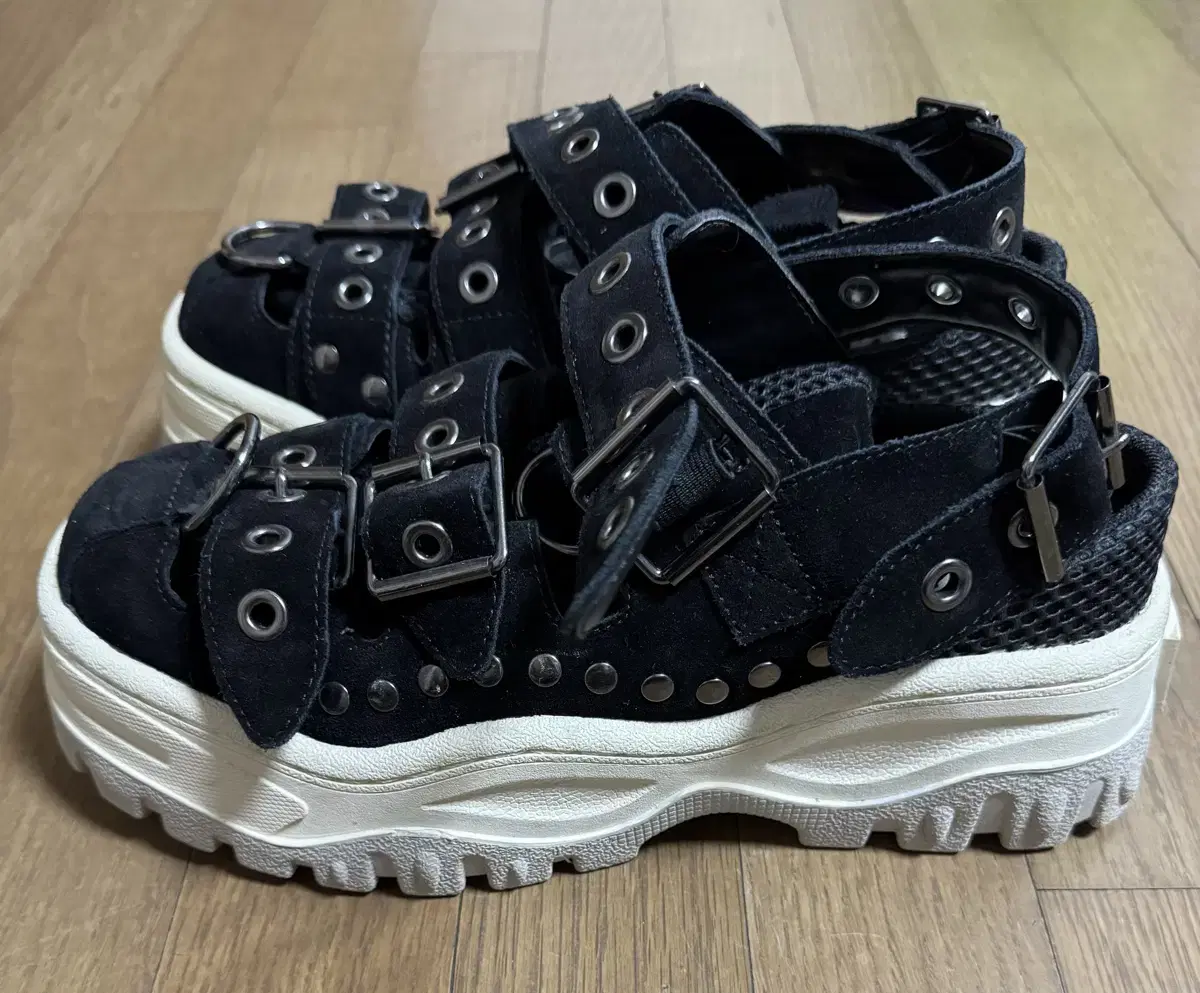EYTYS 아테나 샌들 275 EU42 팝니다.