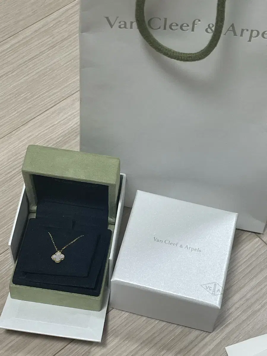 반클리프 팬 아펠 목걸이 팝니다