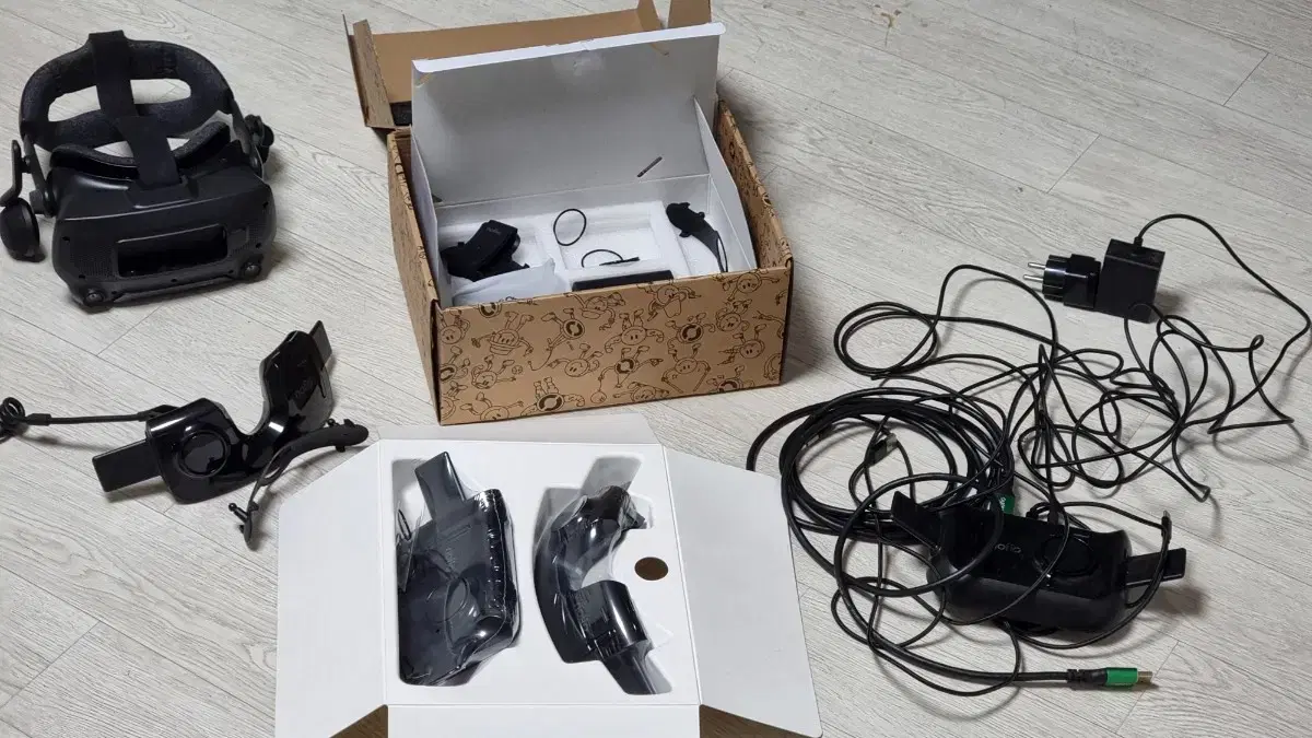 Selling 2 Index VR Headsets + 2 Nofio Wireless Kits