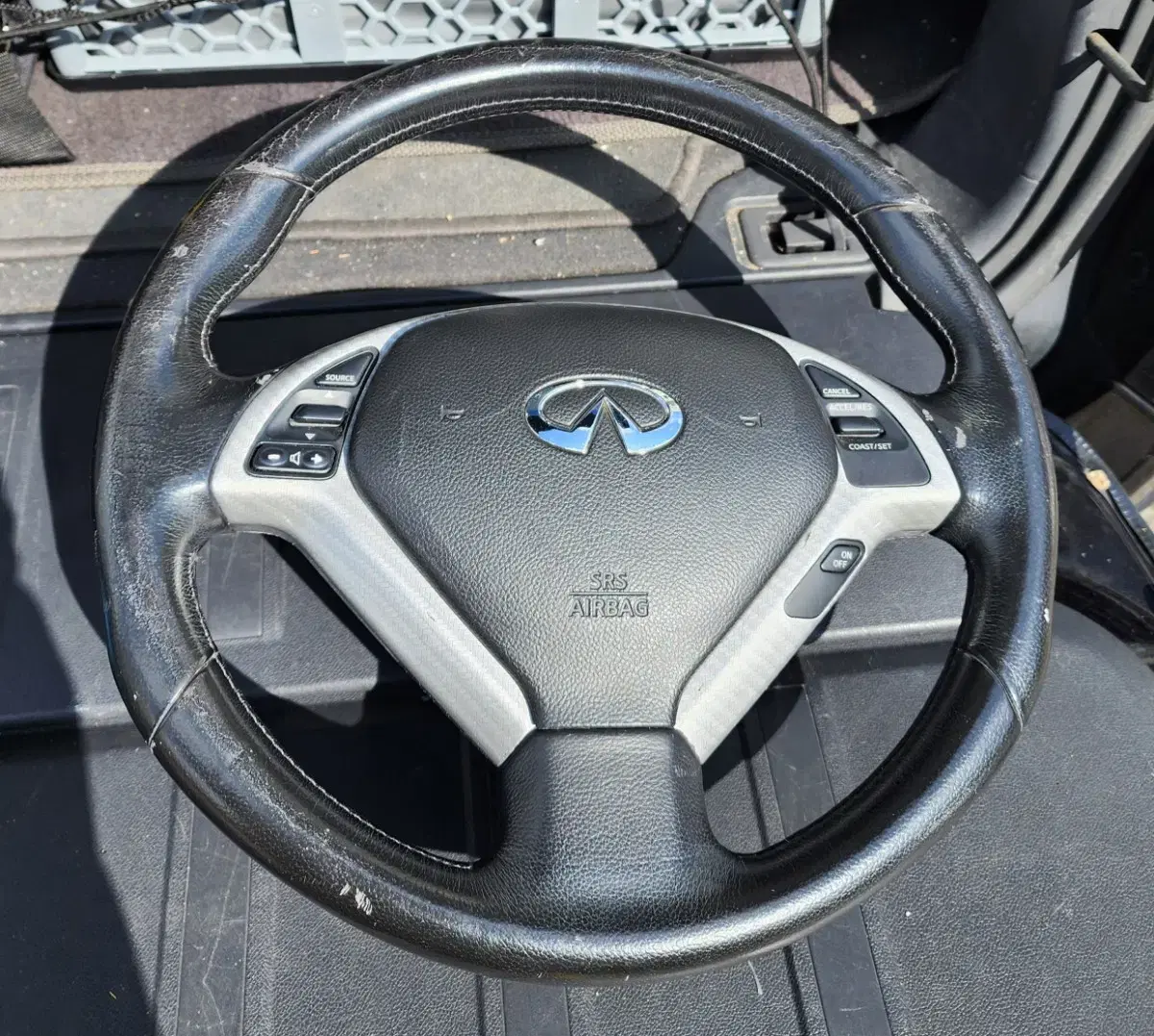 Infinity airbag steering wheel