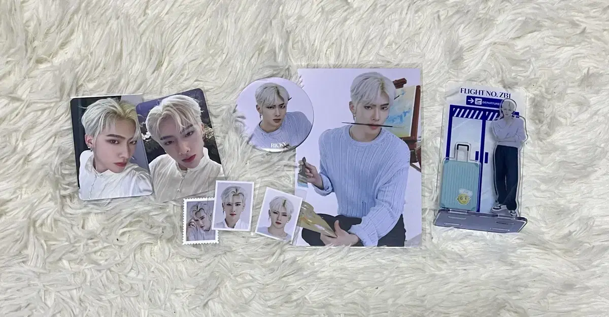 제베원 리키 더현대 팝업 증사 증명사진 포카 아크릴스탠드 캔뱃지