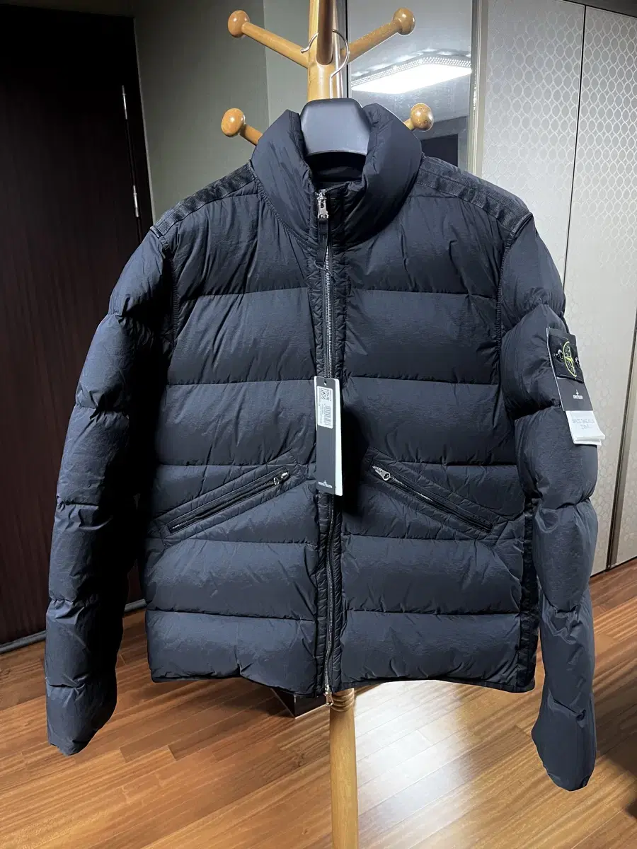 스톤아일랜드 / 24fw 심리스 패딩 블랙 / XL