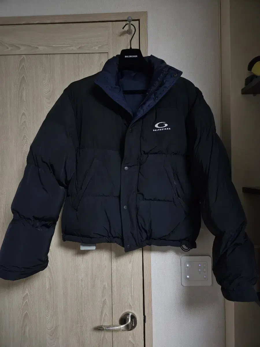 Balenciaga Loop Sport ikon Reversible Puffer Padding Black Blue1