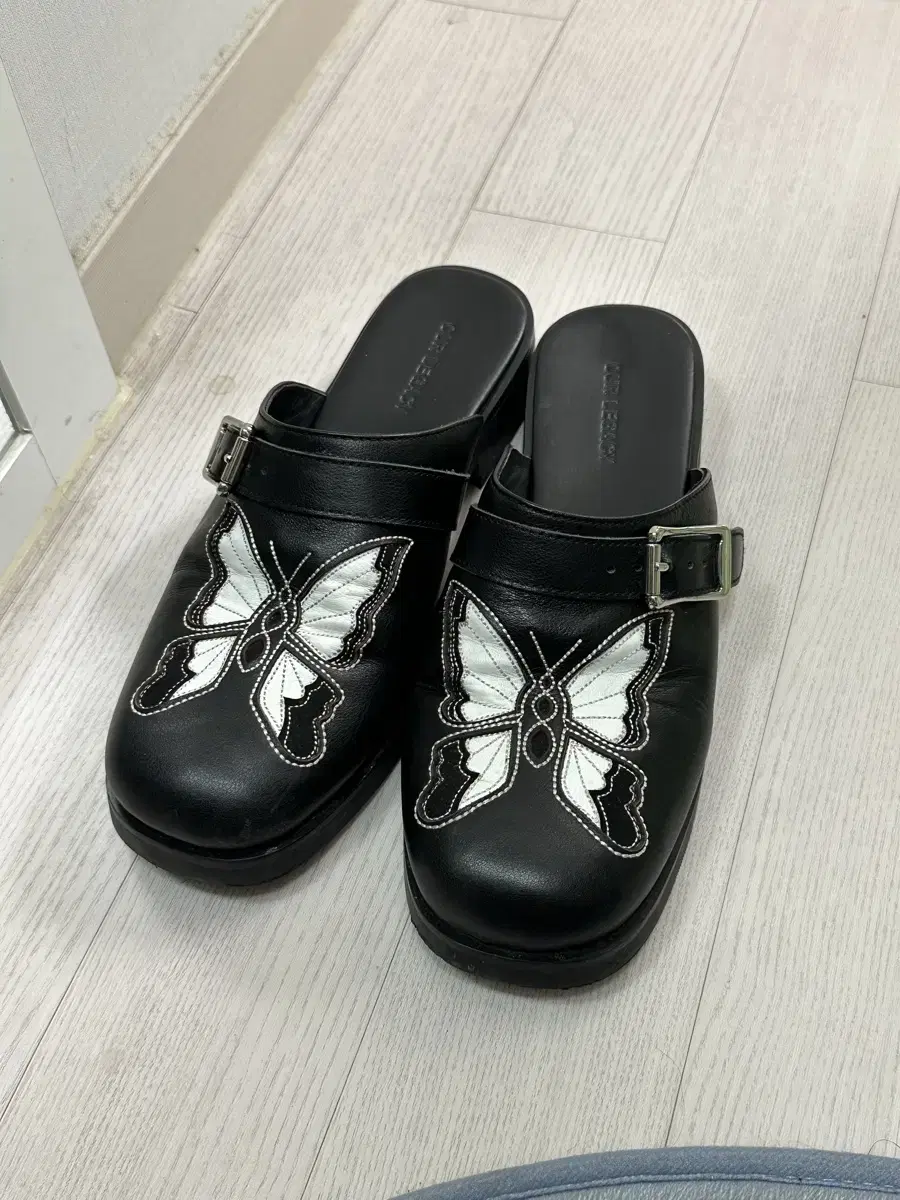 아워레가시 버터플라이 뮬 43