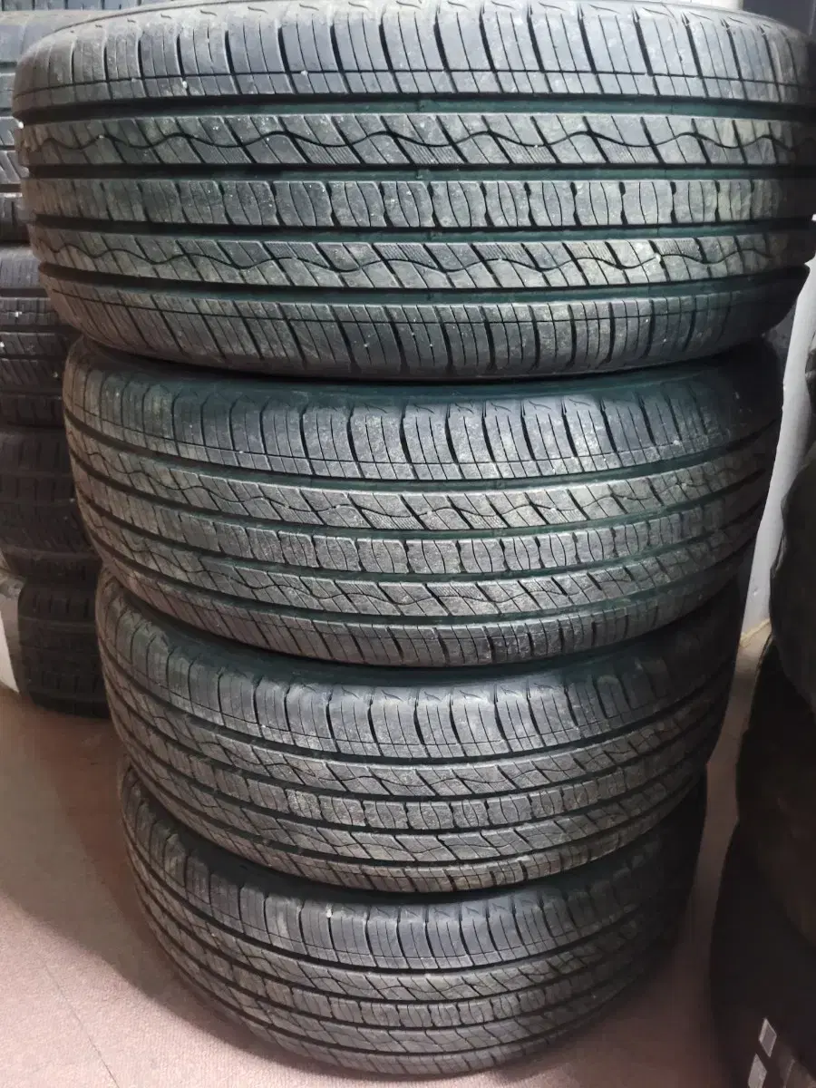 SSS-grade Kumho Cruzen 225 60 17 4 used tires for sale
