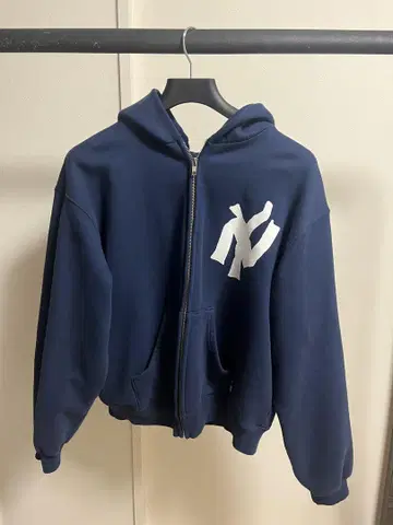 "NY NOODLE" AKIMBO ZIP-UP HOODIE L사이즈