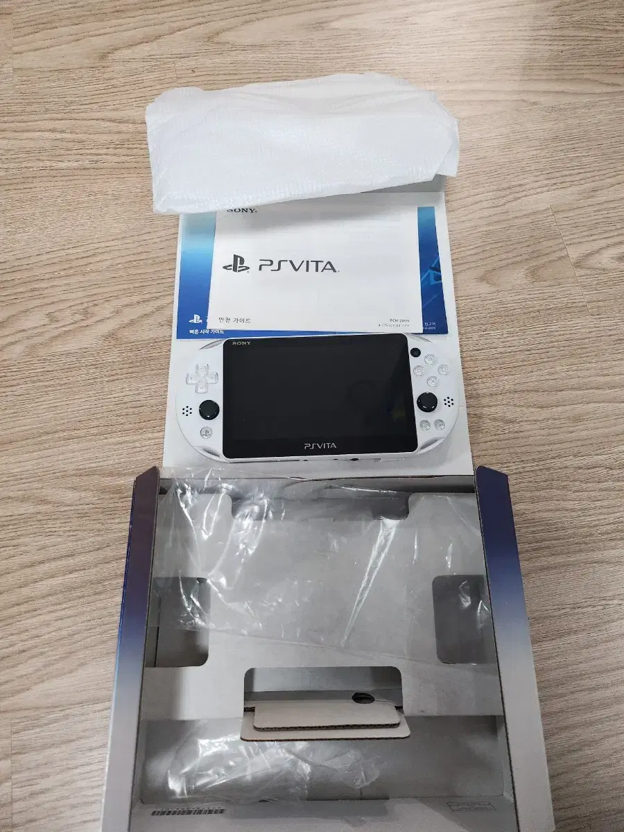 PS VITA2세대 화이트 색상 판매합니다.