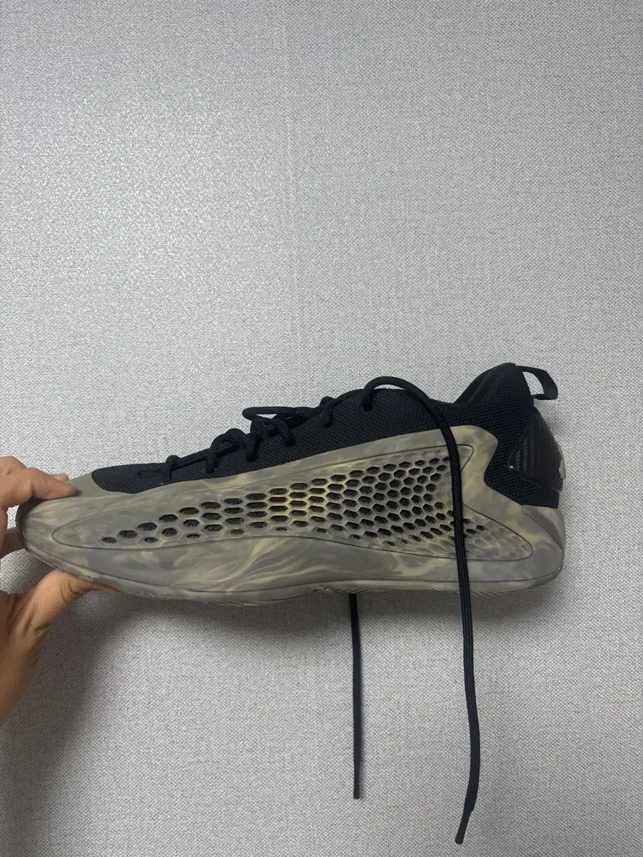 아디다스 앤써니 에드워즈 농구화 ae1 로우 입니다 3번 착용