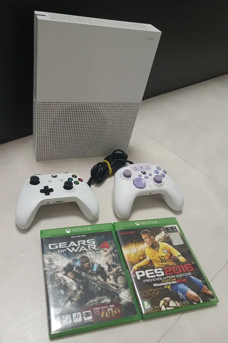 Xbox One S 1 terabyte with controller 2 and rechargeable battery pack (remote control)