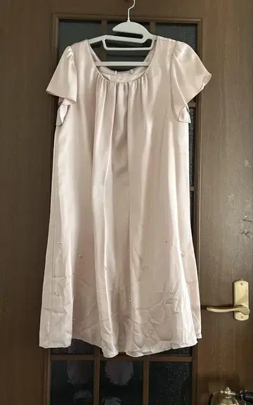 [그레이스 콘티넨탈] 새틴 비쥬 장식 원피스 포멀 웨딩