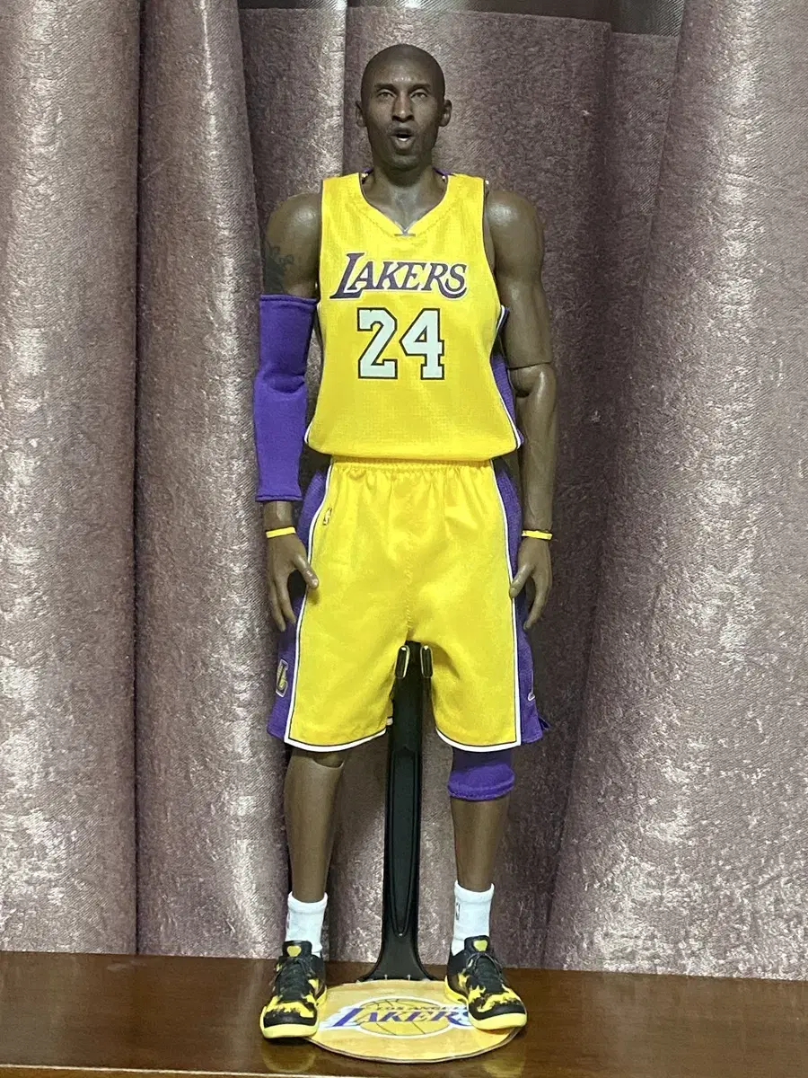NBA 1/6 피규어 엔터베이 & 커스텀 코비 브라이언트 핫토이X