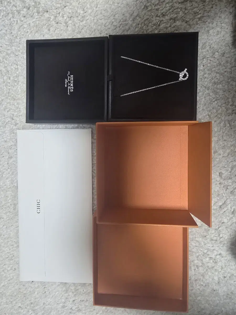 에르메스 피네스 목걸이 화이트골드 판매합니다.