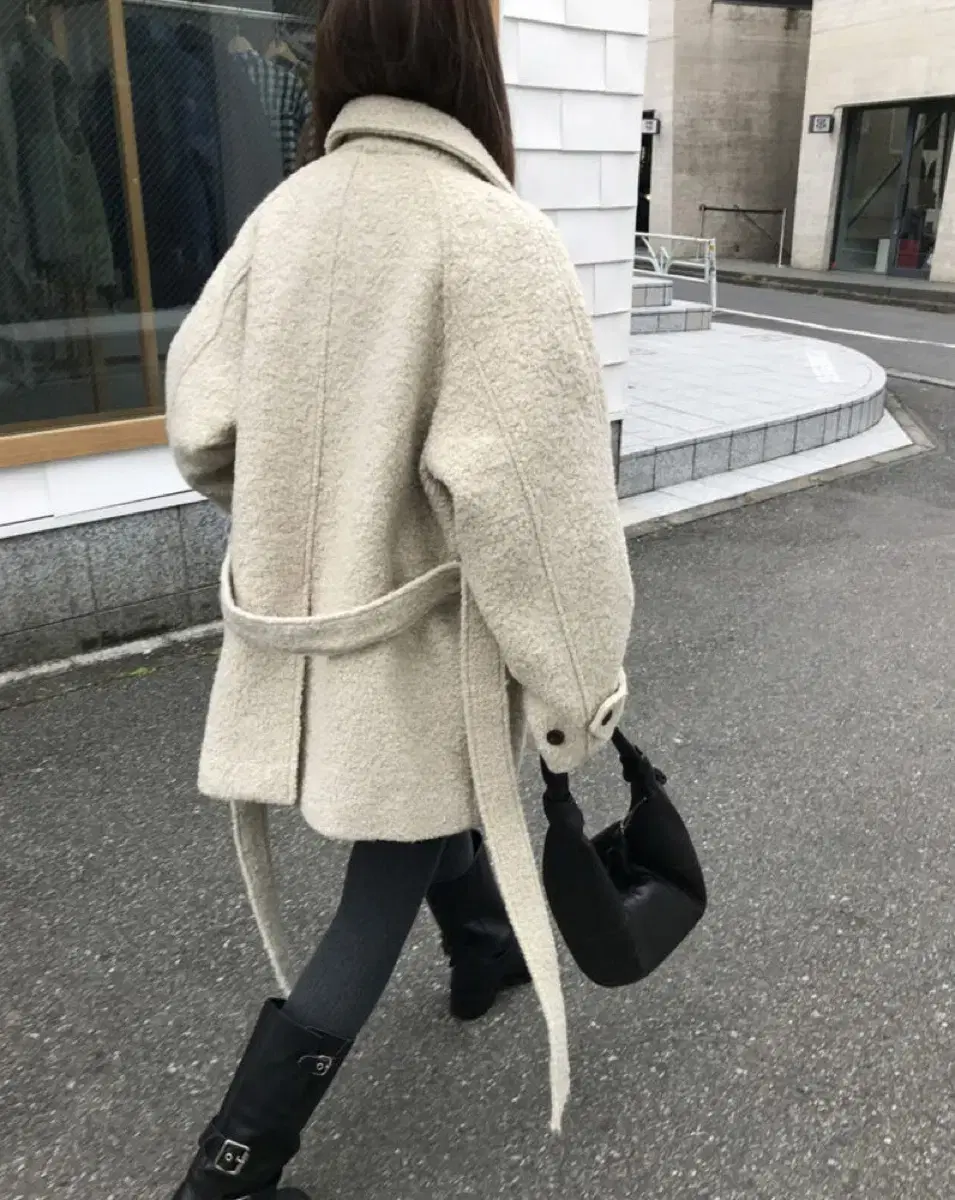 누즈 럼블 부클 벨트 누빔 하프 코트 아키텍트