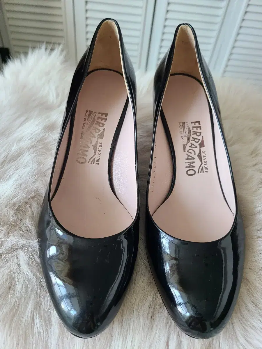 페라가모 FERRAGAMO 페이턴트 레더 235 D 미사용품 무료배송