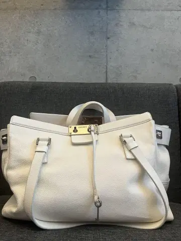 JIMMY CHOO 화이트 가죽 숄더백 대용량