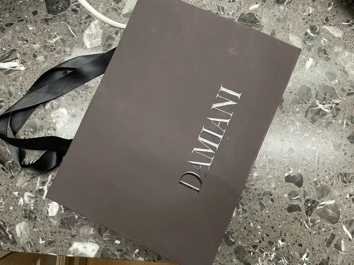 Two Damiiani cases + shopping bag bulk 