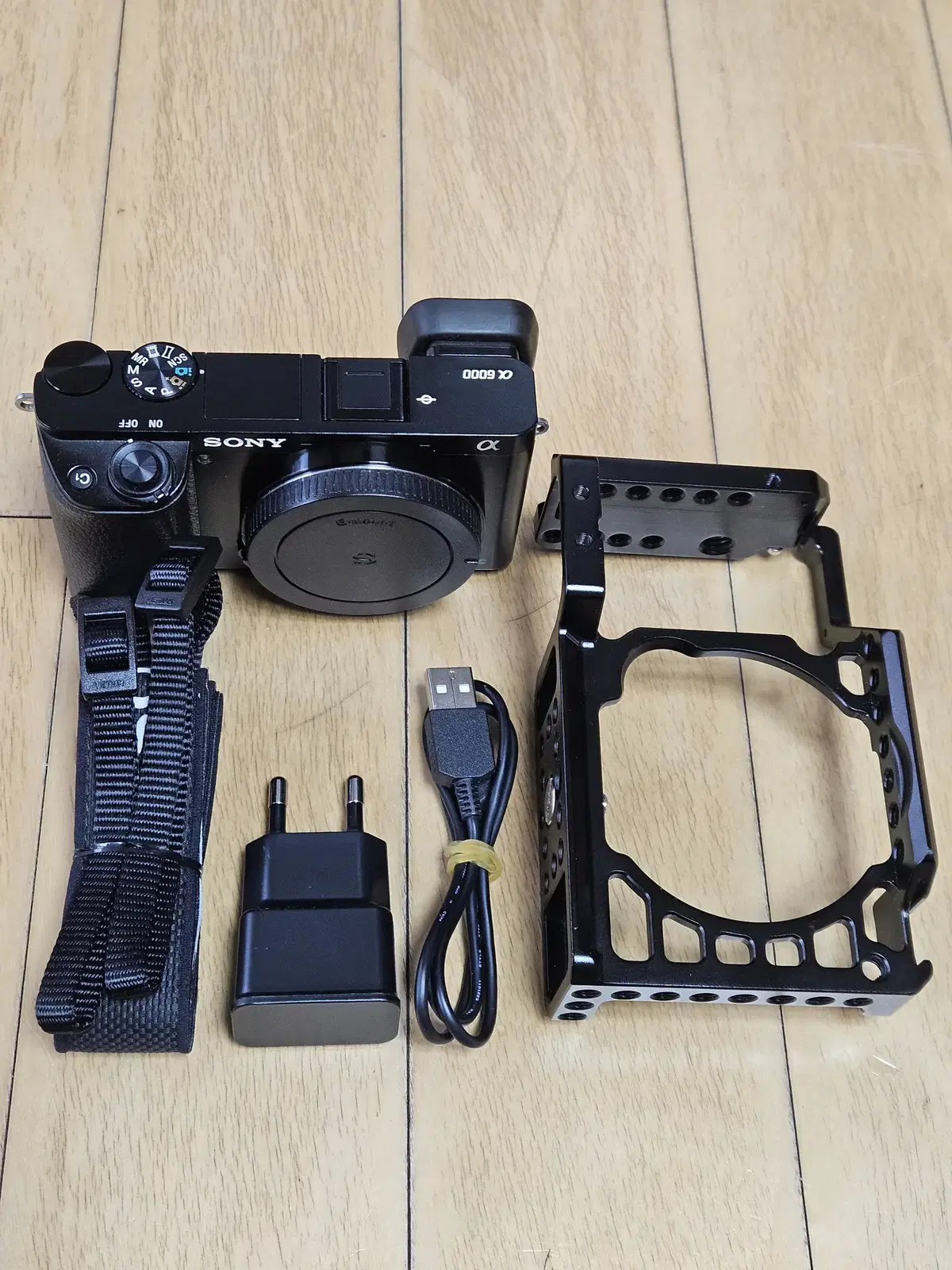 소니 a6000 바디 +스몰케이지  판매합니다