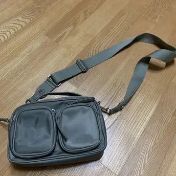 H&M 나일론 카키 숄더백